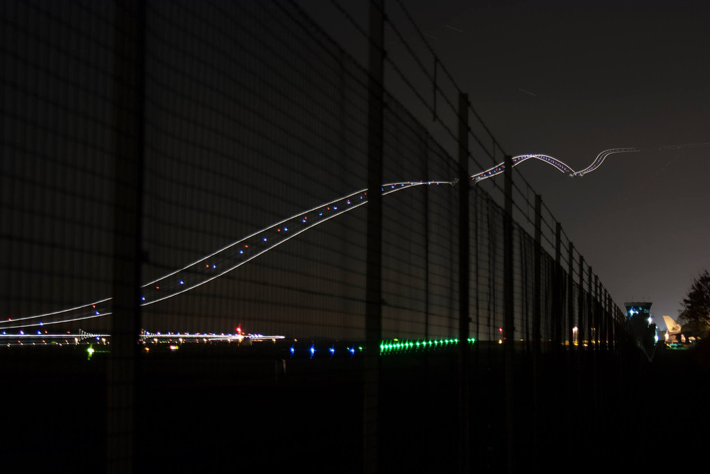 夜の空港を長時間露光で撮影したら こんな写真が撮れた 意外な1枚 らばq