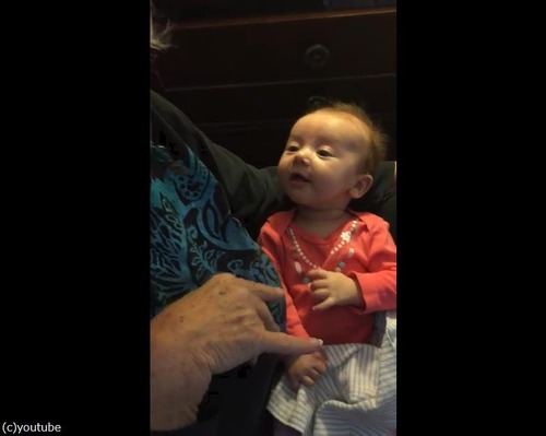 耳の聞こえない祖母と耳の聞こえない赤ちゃん03