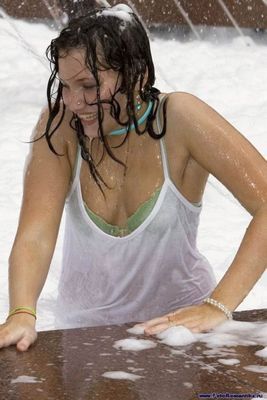 噴水でずぶ濡れロシアの美少女10