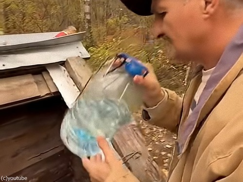 海外のおじいちゃんが古井戸の水を飲もうとしたら…びしょ濡れになってしまう