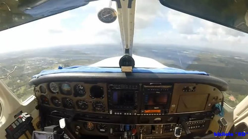 バードストライクで飛行機のフロントが吹っ飛ぶ01