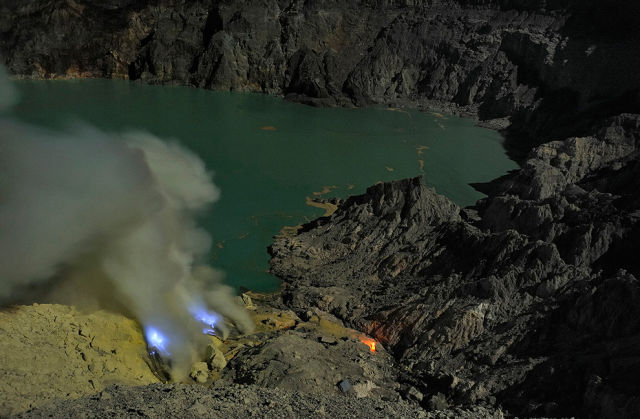 うっとりするほど幻想的な青い炎 インドネシア イジェン火山の噴火口の写真 らばq うっとりするほど幻想的な青い炎 インドネシア イジェン火山の噴火口の写真 らばq