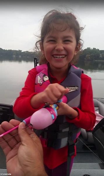 おもちゃの釣竿で大物を釣り03