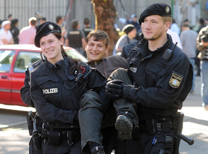 ドイツ警察に連行される抗議者の姿が あまりに写真写りが良い と評判に らばq