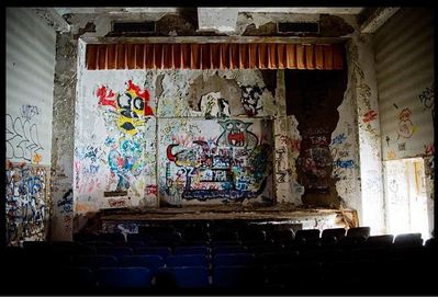 廃墟となった劇場06