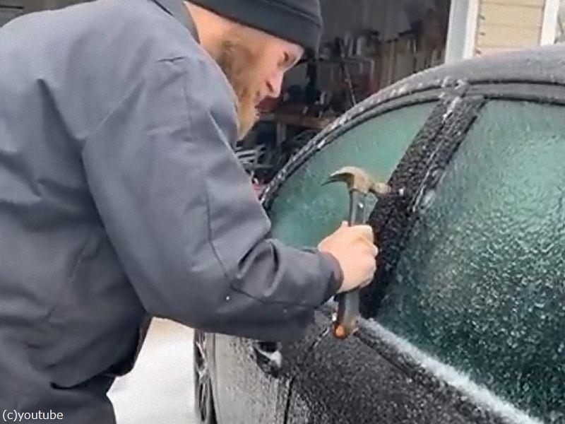 車のドアが凍結してしまった かなづちで開ける 動画 らばq