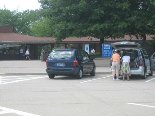 サービスエリアで2日間待っていた犬00