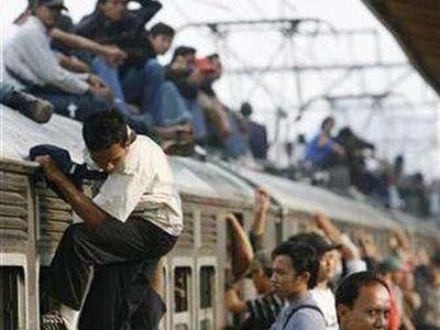 電車の上に乗る人々を防止するために考えた苦肉の策01