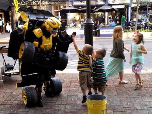 子供たち大興奮 完全変形する人間 トランスフォーマー のコスプレ 動画 らばq
