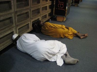 空港で眠りこける人々10