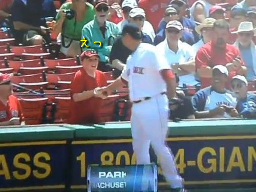 選手にボールをもらった少年