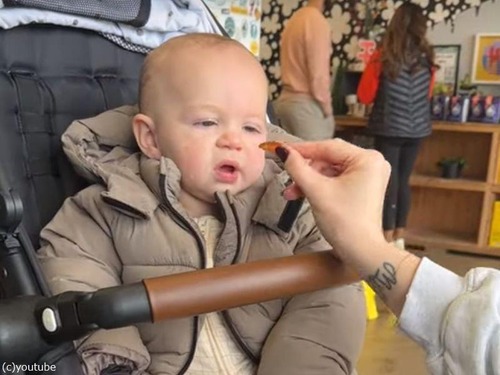 初めてベーコンを食べる幼児