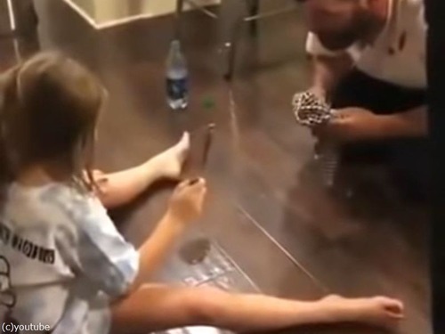 幼い娘との勝負で「先に床の水を拭き切る！」と宣言した海外パパの秘策