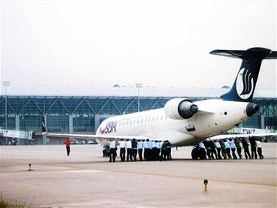 故障した旅客機を人力で押して動かす中国の空港