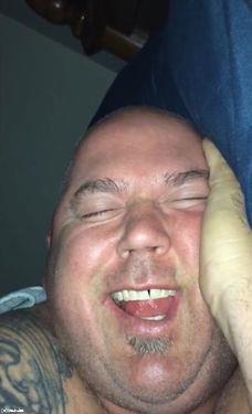 寝ながら大爆笑する夫05