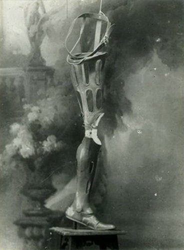 昔の義手・義足02