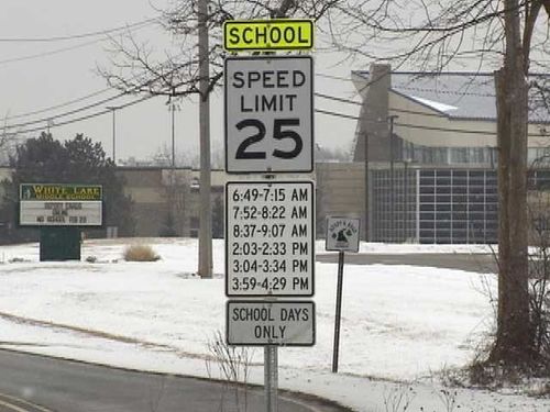 スピード違反の標識01