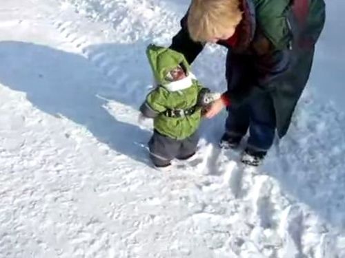 雪にはしゃぐ子ザル01
