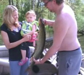 2歳幼女が大物釣り上げ03