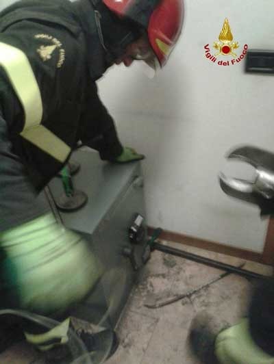 2歳児が銀行の金庫に入り込む01