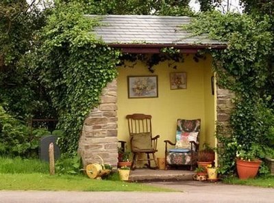 人が住めそうな風変わりなバス停01