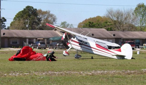 スカイダイバーと飛行機が衝突09