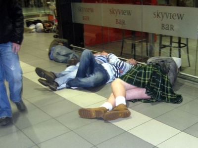 空港で眠りこける人々18