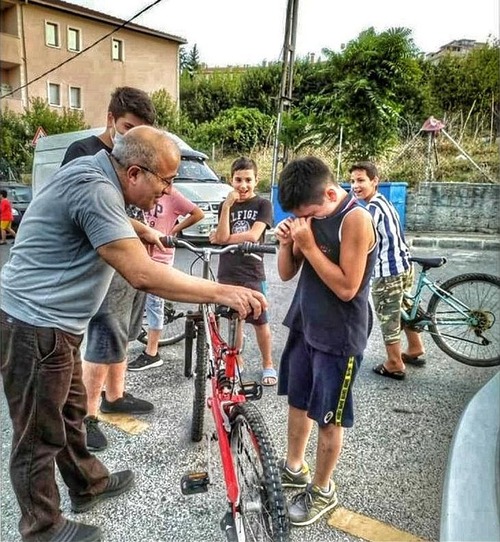 少年の自転車のブレーキが壊れて車にぶつかった01