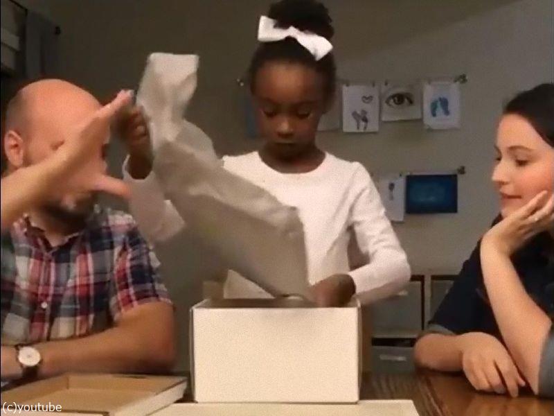 最高の誕生日プレゼントだと涙する少女 その理由は 兄弟姉妹全員の養子の許可証だった らばq 最高の誕生日プレゼントだと涙する少女 その理由は 兄弟姉妹全員の養子の許可証だった らばq