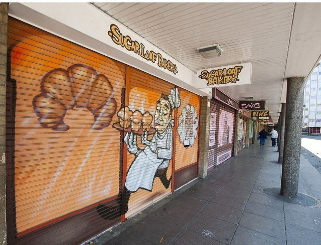 つぶれた商店街のシャッターに店のイラストを描いて かつての雰囲気を再現 イギリス らばq