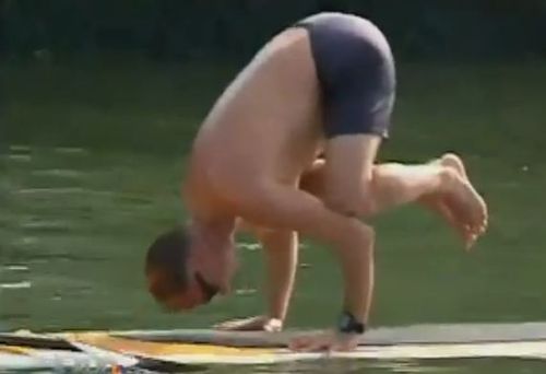 湖の上でヨガ03