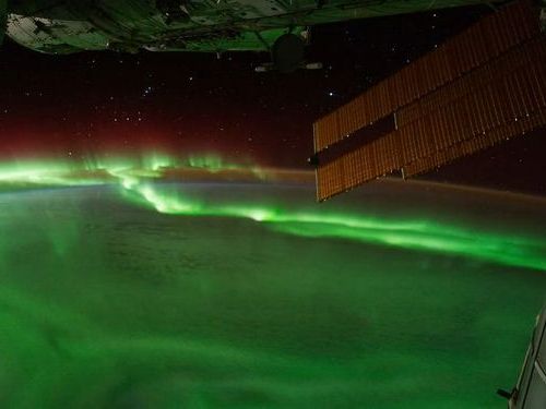 国際宇宙ステーションから見たオーロラが幻想的
