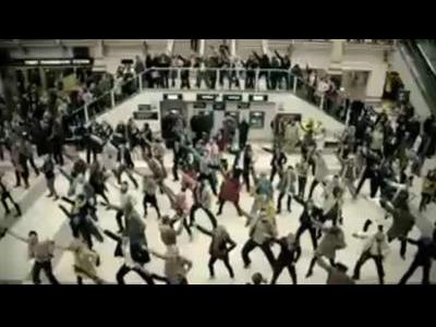 350人が一斉に駅でダンス