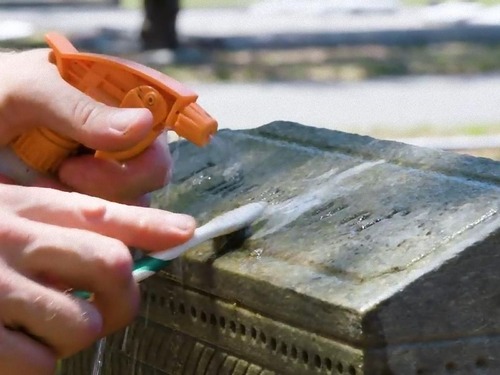 退役軍人の墓を磨く男性02