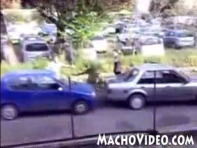 車がぶつかって大喧嘩するイタリア人