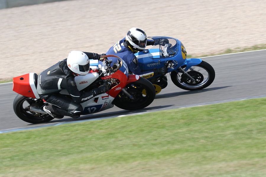 バイクのレースにはレースクイーンが付くけど ライダーが女性の場合は なるほどこうなるのか らばq バイクのレースにはレースクイーンが付くけど ライダーが女性の場合は なるほどこうなるのか らばq