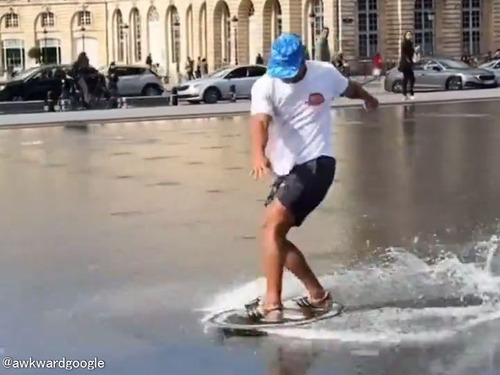 「見とれちゃう…」フランスの水深2cmの名所をスキムボードで滑る男性