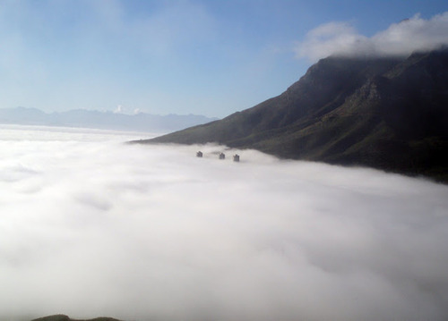 雲に覆われた都市10