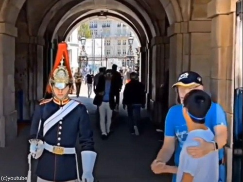 ロンドンの近衛兵に敬意を払う親子に対して…近衛兵が粋な計らいをする