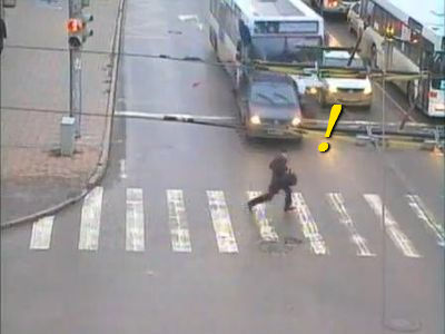 信号のある横断歩道に突っ込むバス、逃げ切る男性_s