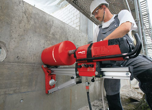 ドリルで金庫に穴をあけた泥棒02