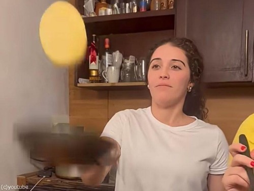 自分のフライパン返しの才能に気づいてしまった女の子