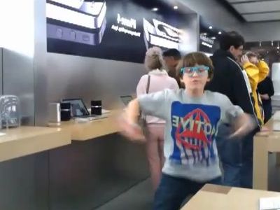 アップルストアで踊る少年