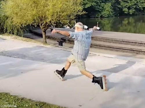 海外のおじいちゃんが…華麗な動きでローラーブレードを披露する（動画）