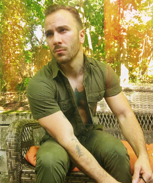 マッチョな海外の男性が通販でタンクトップを購入03