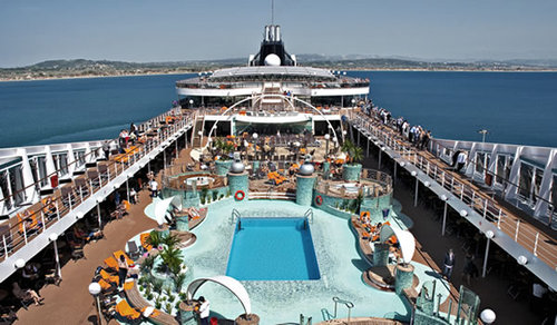 ベネチアの街中から豪華客船を見ると06