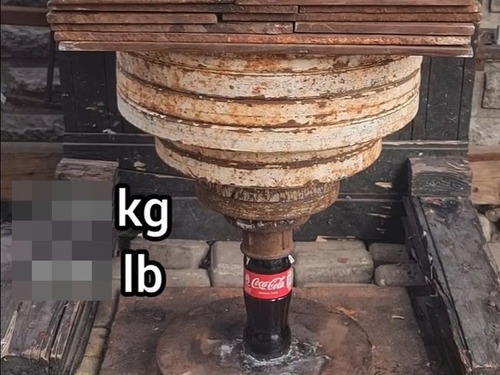 「何kgで割れる？」コーラのビンに重りを積み続けたらこうなった