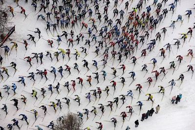 スキーで1万人以上が密集して雪崩のように滑る状況02