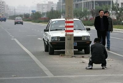 道の真ん中に電柱01