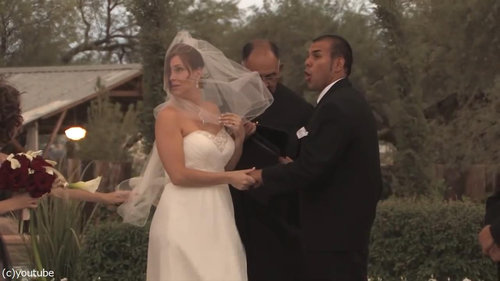 結婚式の愛の誓いのときに強烈な嵐02